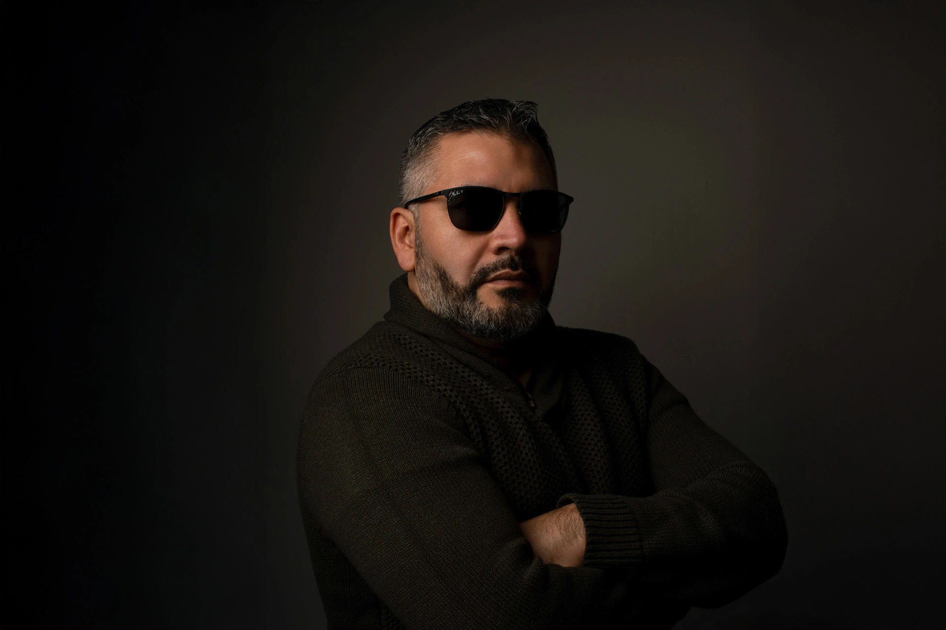 Felipe Sepúlveda, fotógrafo profesional especializado en retratos corporativos y fotografía empresarial en Santiago, Chile. Portafolio profesional desde 2019.